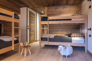 6 bedrooms, WiFi, bed sheets - Chalet Harmonie 1 - Six Bedroom Chalet, Sleeps 14 (Vaujany)