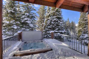Outdoor spa tub - Special K Lodge - Big Sky (Big Sky)