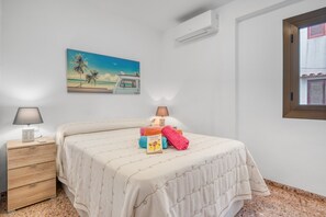 3 bedrooms, iron/ironing board, WiFi, bed sheets - Apartment “Brooklyn 1” with Wi-Fi, 1 Minute from the Beach (Oliva)