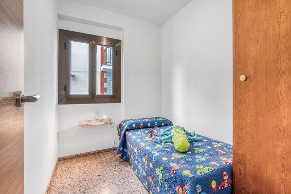 3 habitaciones, tabla de planchar con plancha, wifi y ropa de cama 