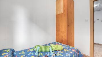3 slaapkamers, een strijkplank/strijkijzer, wifi, beddengoed