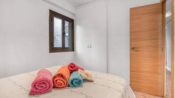 3 habitaciones, tabla de planchar con plancha, wifi y ropa de cama