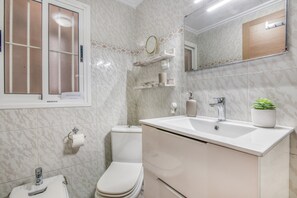 Shower, hair dryer, towels - Apartment “Brooklyn 1” with Wi-Fi, 1 Minute from the Beach (Oliva)