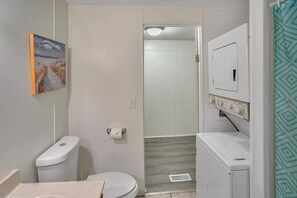Sèche-cheveux, serviettes fournies, savon, papier toilette