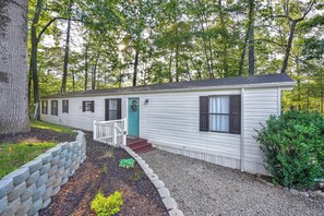 Exterior - Lake front, cozy 2-bedroom 2-bath mobile home great views, large yard, 3 decks. (Goodview)