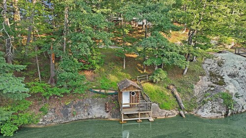 Lake front, cozy 2-bedroom 2-bath mobile home great views, large yard, 3 decks.