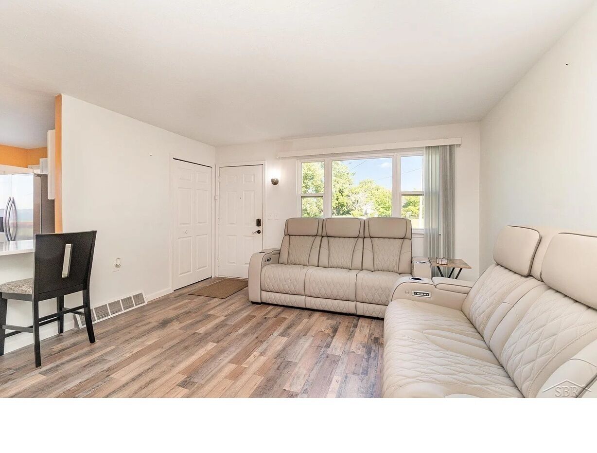 Smart TV, fireplace, books, stereo