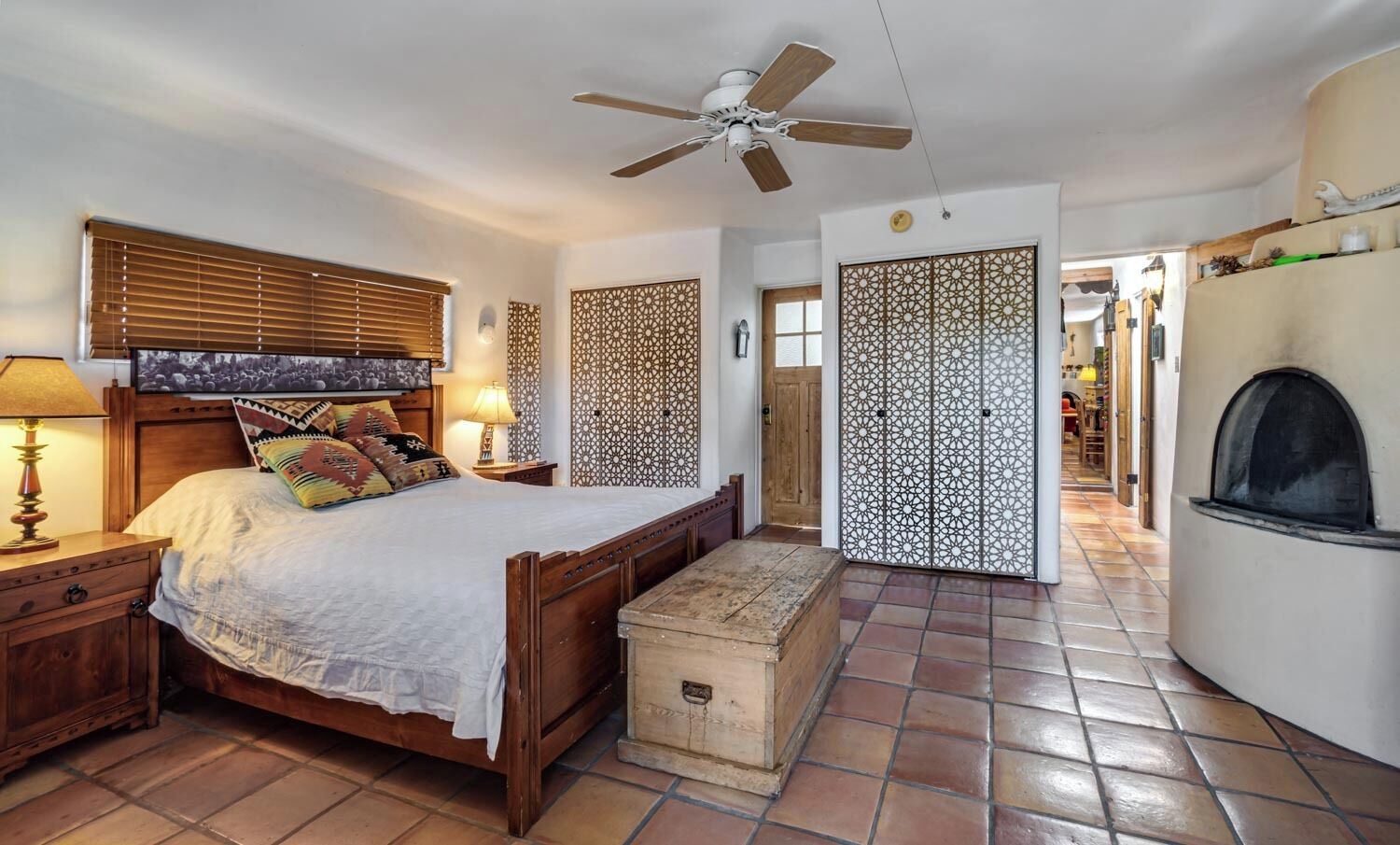 Een bureau, een strijkplank/strijkijzer, gratis wifi, beddengoed