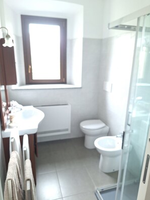 Dusche, Bidet, Handtücher, Seife