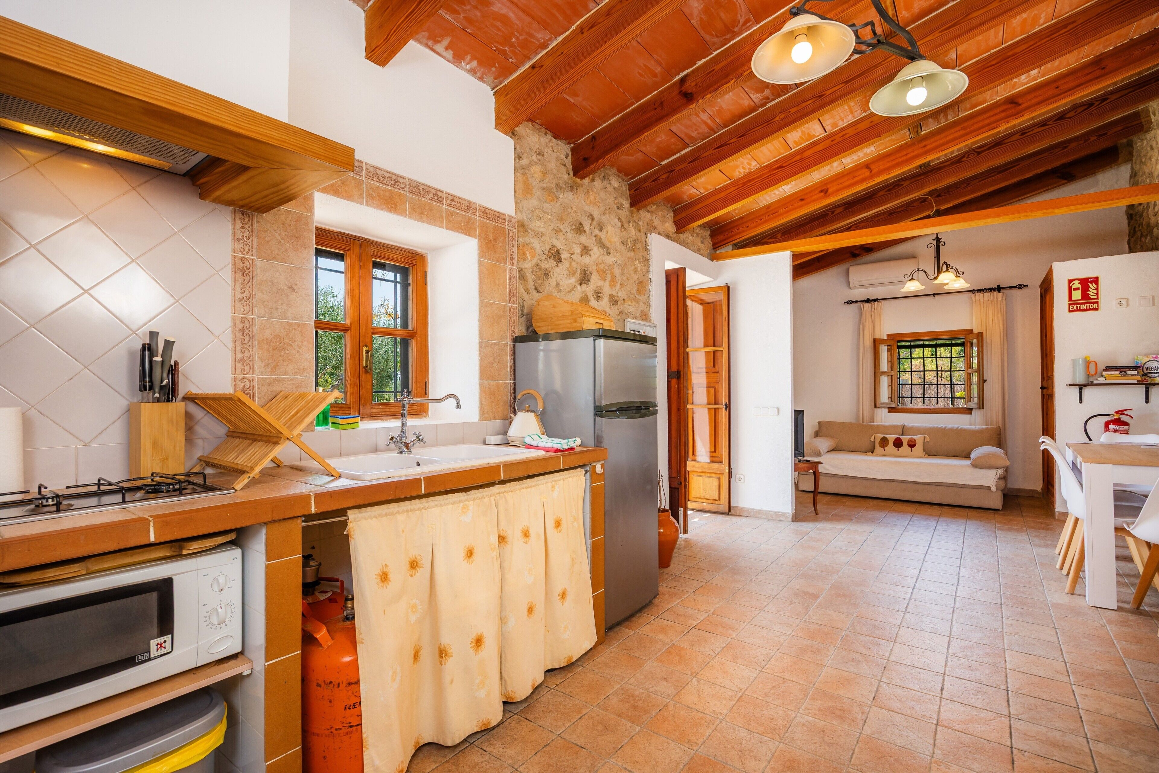 Geladeira, micro-ondas, cooktop, cafeteira/chaleira