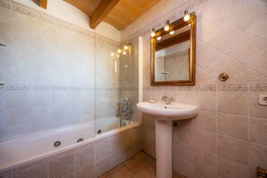 Shower, free toiletries, hair dryer, towels - Villa 'Auxella Petit' with Mountain View, Wi-Fi and Air Conditioning (Moscari)