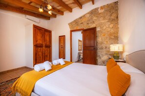 1 bedroom, iron/ironing board, WiFi, bed sheets - Villa 'Auxella Petit' with Mountain View, Wi-Fi and Air Conditioning (Moscari)