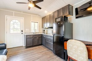 Kjøleskap, mikrobølgeovn, kokeplater og kaffetrakter/tekoker