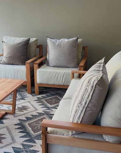 Boutique 1 bedroom apartment with 24 hour security centrally located