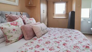 2 bedrooms, individually decorated, individually furnished, free WiFi