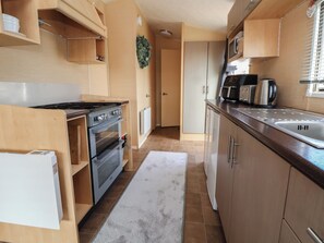 Lave-vaisselle, batterie de cuisine, vaisselle et ustensiles