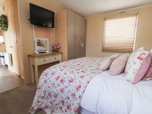 2 Schlafzimmer, individuell dekoriert, individuell eingerichtet