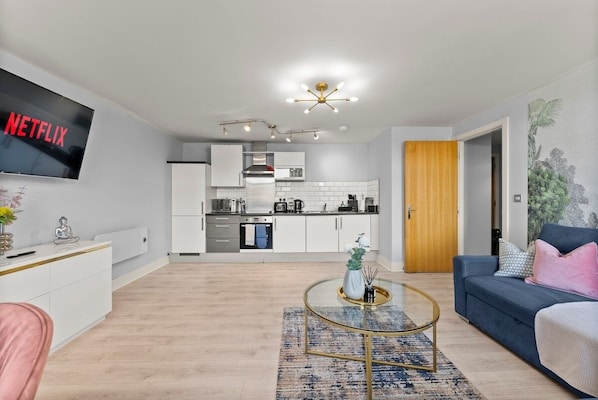 Fridge, microwave, oven, stovetop - 30% off! Sleek Apartment - 10 Minutes From Leeds (Dewsbury)