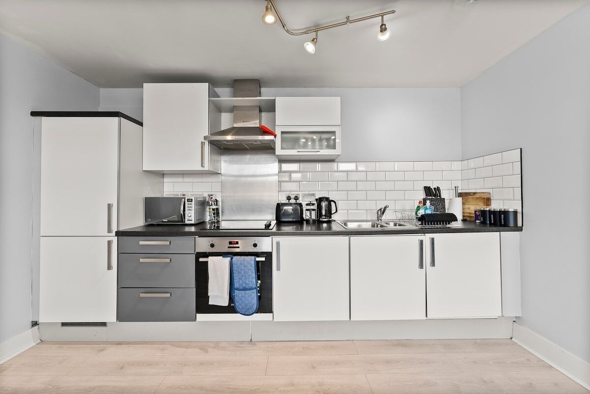 Kjøleskap, mikrobølgeovn, ovn og kokeplater