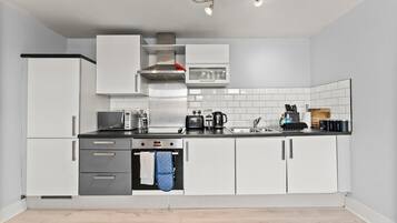 Kjøleskap, mikrobølgeovn, ovn og kokeplater