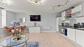 Kjøleskap, mikrobølgeovn, ovn og kokeplater