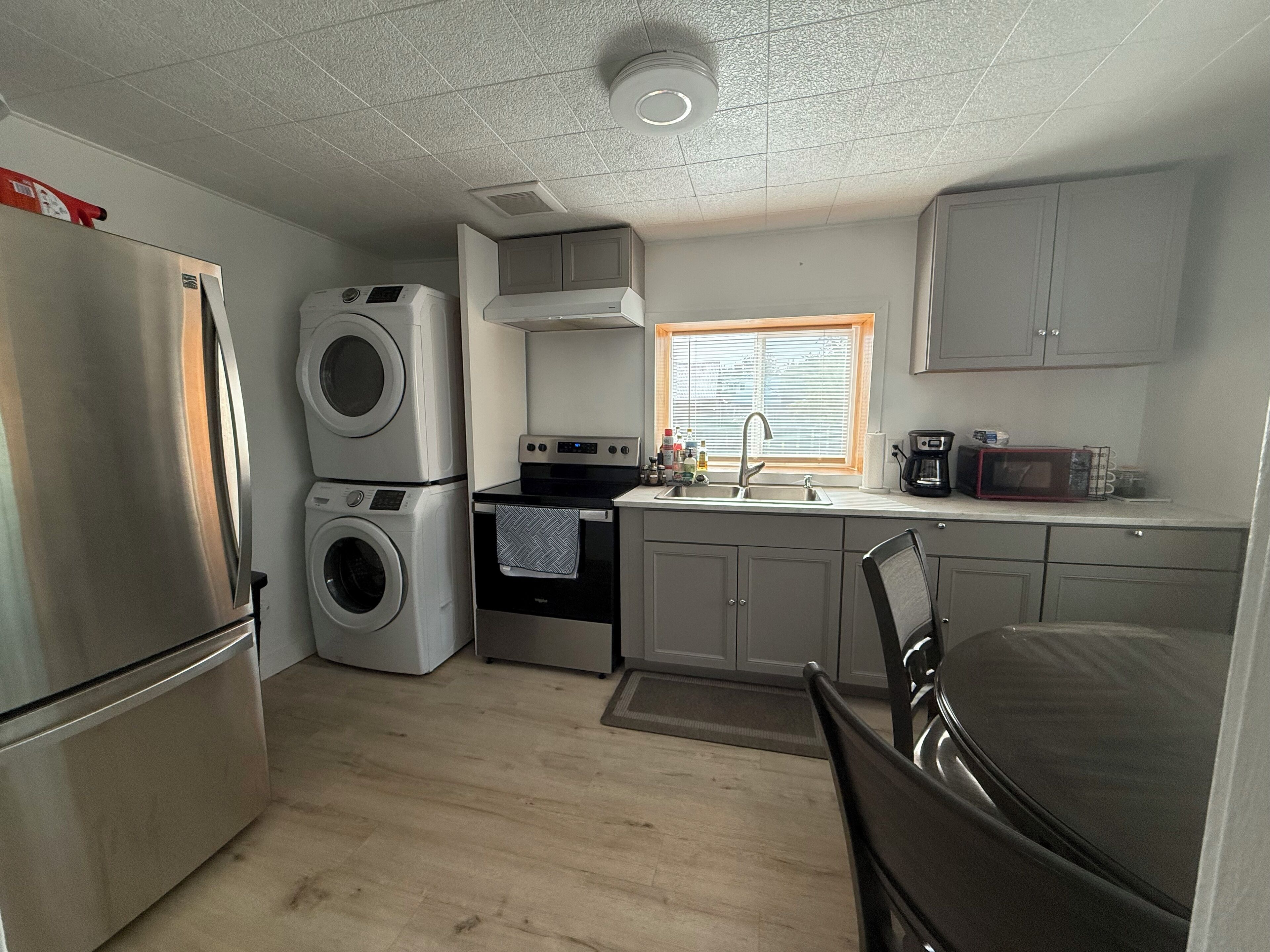 Geladeira, micro-ondas, fogão, cooktop