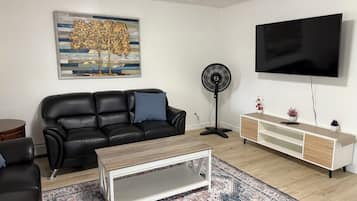 Een smart-tv en boeken