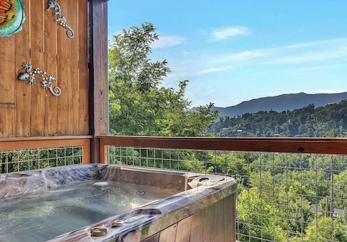 Private Luxury Gatlinburg Cabin-Mountain Views-Hot Tub-Seasonal Pool Access