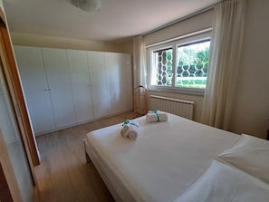 2 bedrooms, iron/ironing board, free WiFi, bed sheets