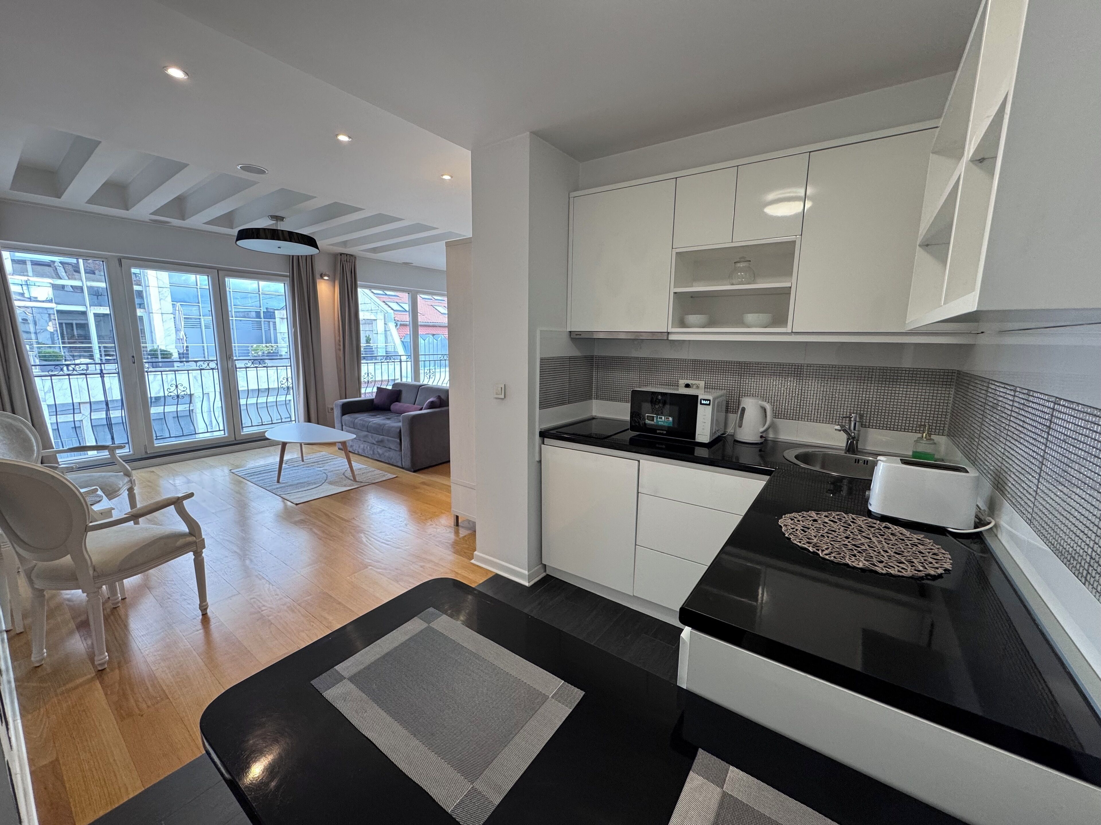 Appartement, balcon, vue sur la ville | Aire de séjour | Téléviseur connecté de 50 po avec télévision par câble