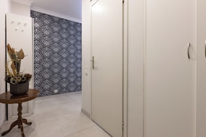 Apartment, Balkon, Stadtblick | Wohnbereich | 42-Zoll-Smart-TV mit Kabelempfang
