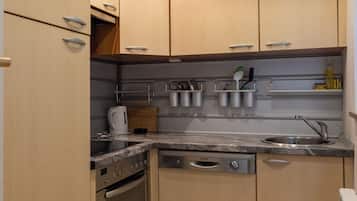 Departamento, balcón, vista a la ciudad | Cocina privada | Refrigerador con congelador, microondas, horno y lavavajillas