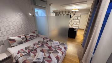 Apartamento, balcón, vistas a la ciudad | Espacio para trabajar con un portátil y cortinas opacas