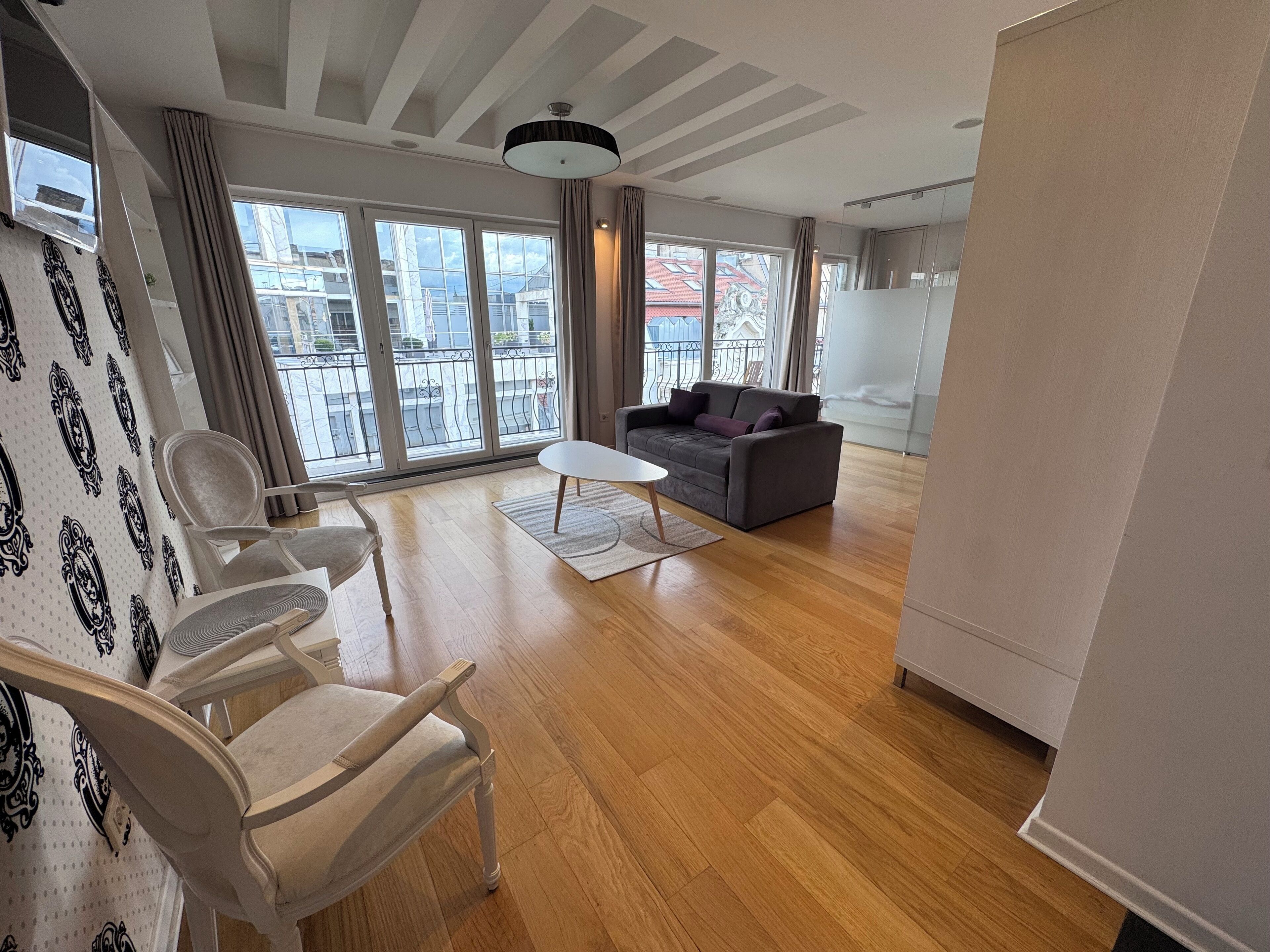 Leilighet, balkong, byutsikt | Oppholdsområde | En 50-tommers smart-TV med kabel-kanaler