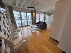 Appartement, balcon, vue ville | Coin séjour