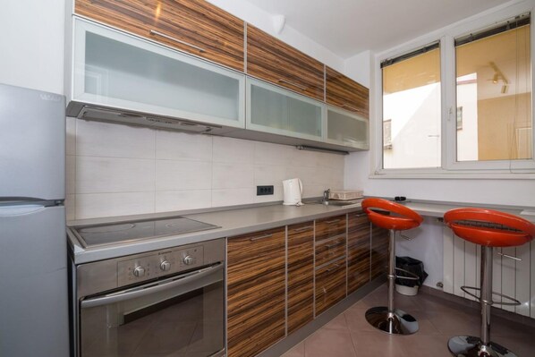 Studio Suite, City View | Private kitchen