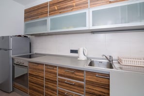Studiosviitti, kaupunkinäköala | Yksityinen keittiö | Täysikokoinen jääkaappi, mikroaaltouuni, uuni, astianpesukone