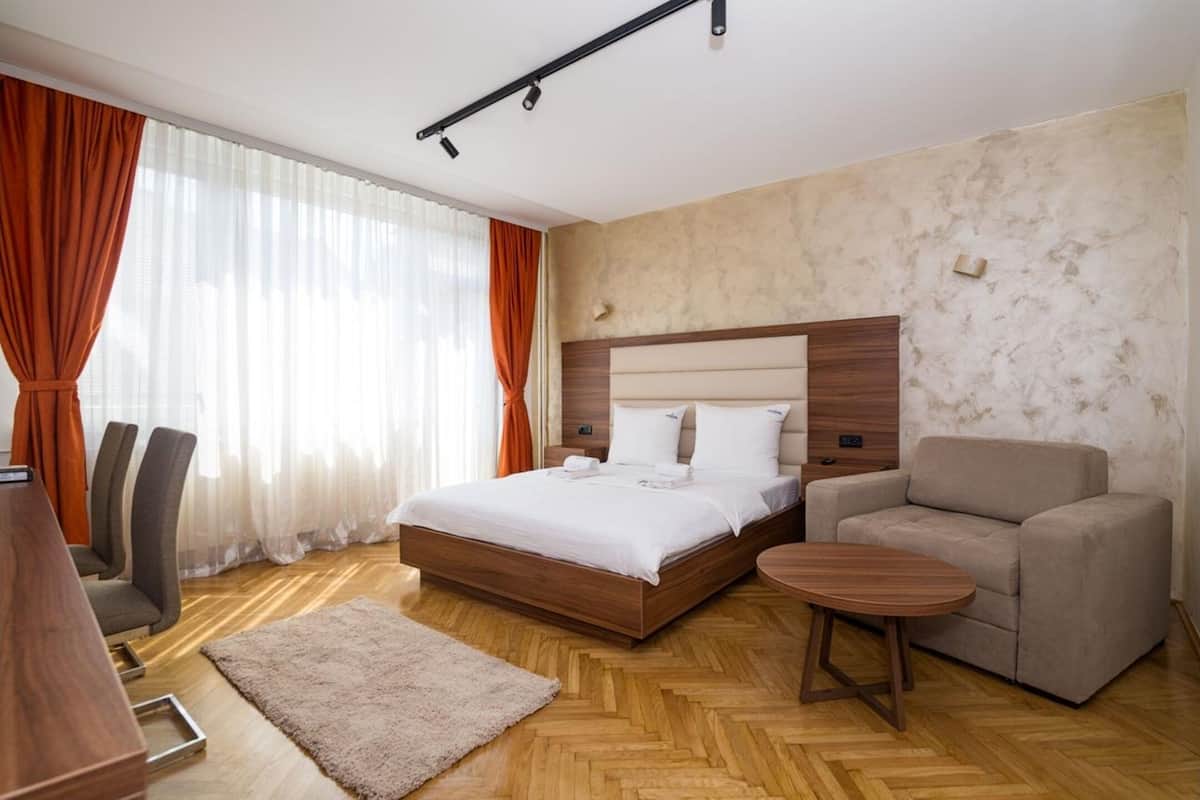 Studiosuite, Stadtblick | Laptopgeeigneter Arbeitsplatz, Verdunkelungsvorhänge