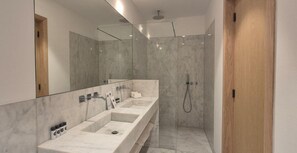 Kamar Double atau Twin Standar, balkon | Kamar mandi | Shower, pengering rambut, handuk, dan tisu toilet