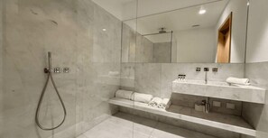 Douche, sèche-cheveux, serviettes fournies, papier toilette