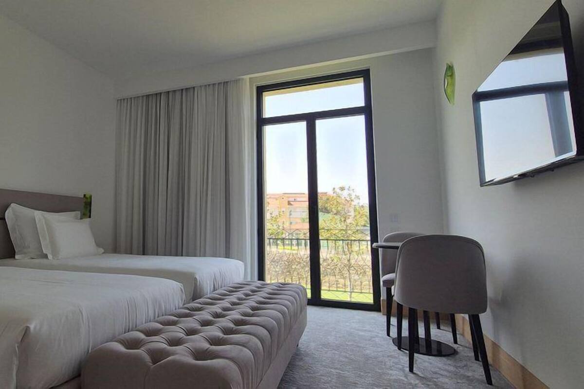 Chambre Standard Double ou avec lits jumeaux, balcon | Coffres-forts dans les chambres, Wi-Fi gratuit