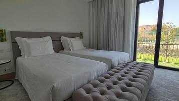 Chambre Standard Double ou avec lits jumeaux, balcon | Coffres-forts dans les chambres, Wi-Fi gratuit
