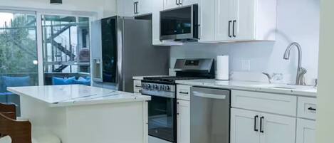 Four Ă micro-ondes, un four, surface de cuisson, lave-vaisselle