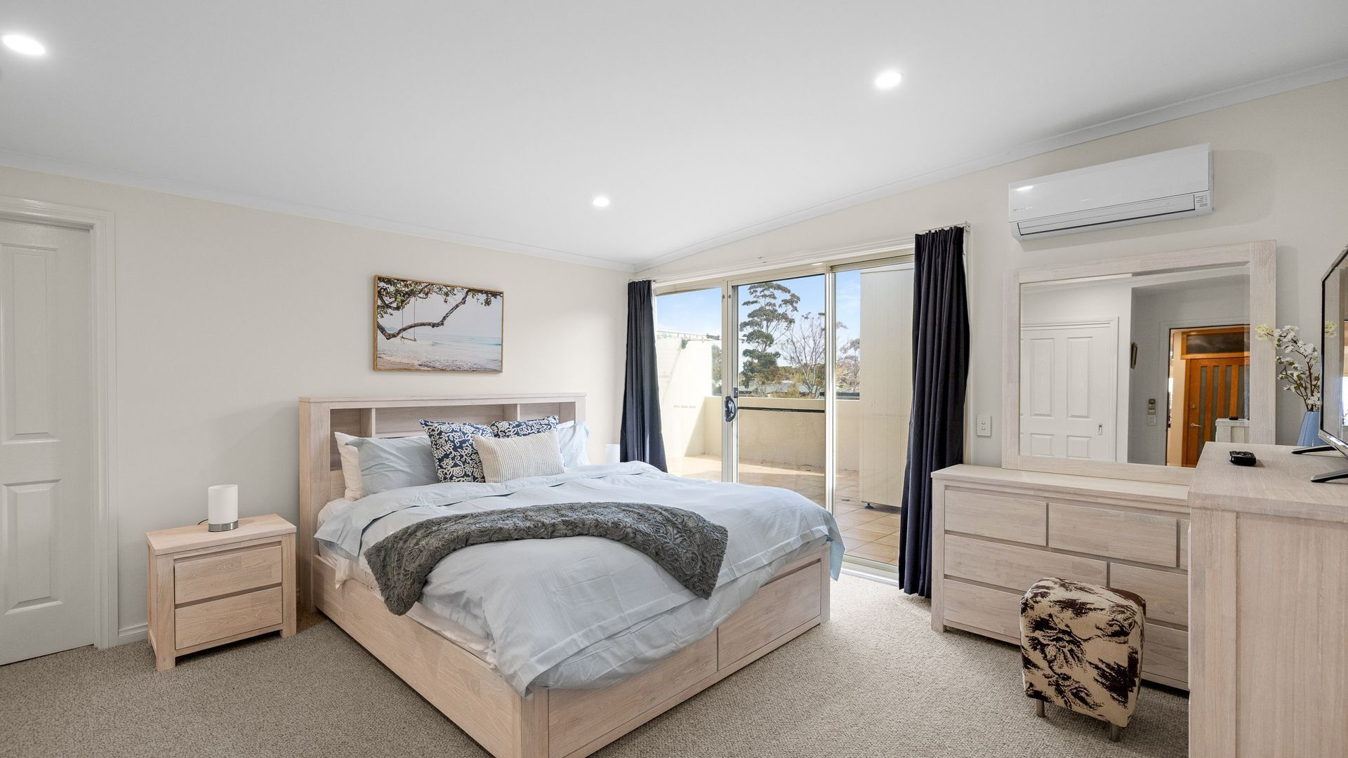 4 bedrooms, iron/ironing board, travel cot, Internet