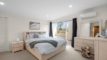 4 habitaciones, tabla de planchar con plancha, cuna de viaje y internet