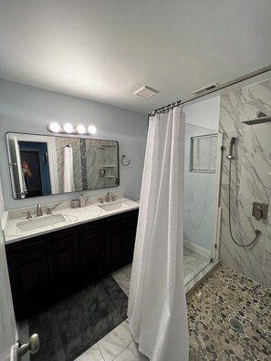 Douche, séchoir à cheveux, serviettes fournies, savon