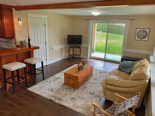 Stylish West Coast King Suite B&B