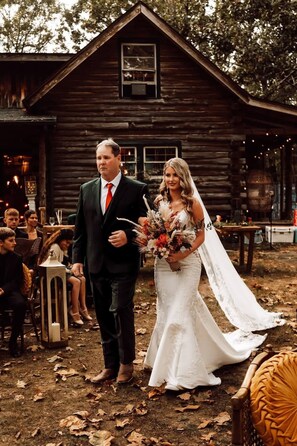 Outdoor banquet area - Unique Emerald Gabel Cabin (Salem)