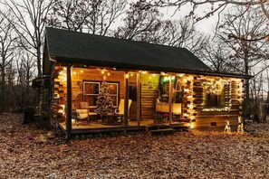 Exterior - Unique Emerald Gabel Cabin (Salem)