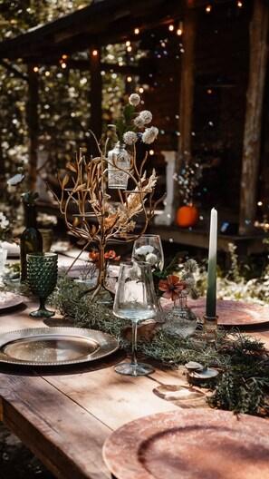 Outdoor dining - Unique Emerald Gabel Cabin (Salem)